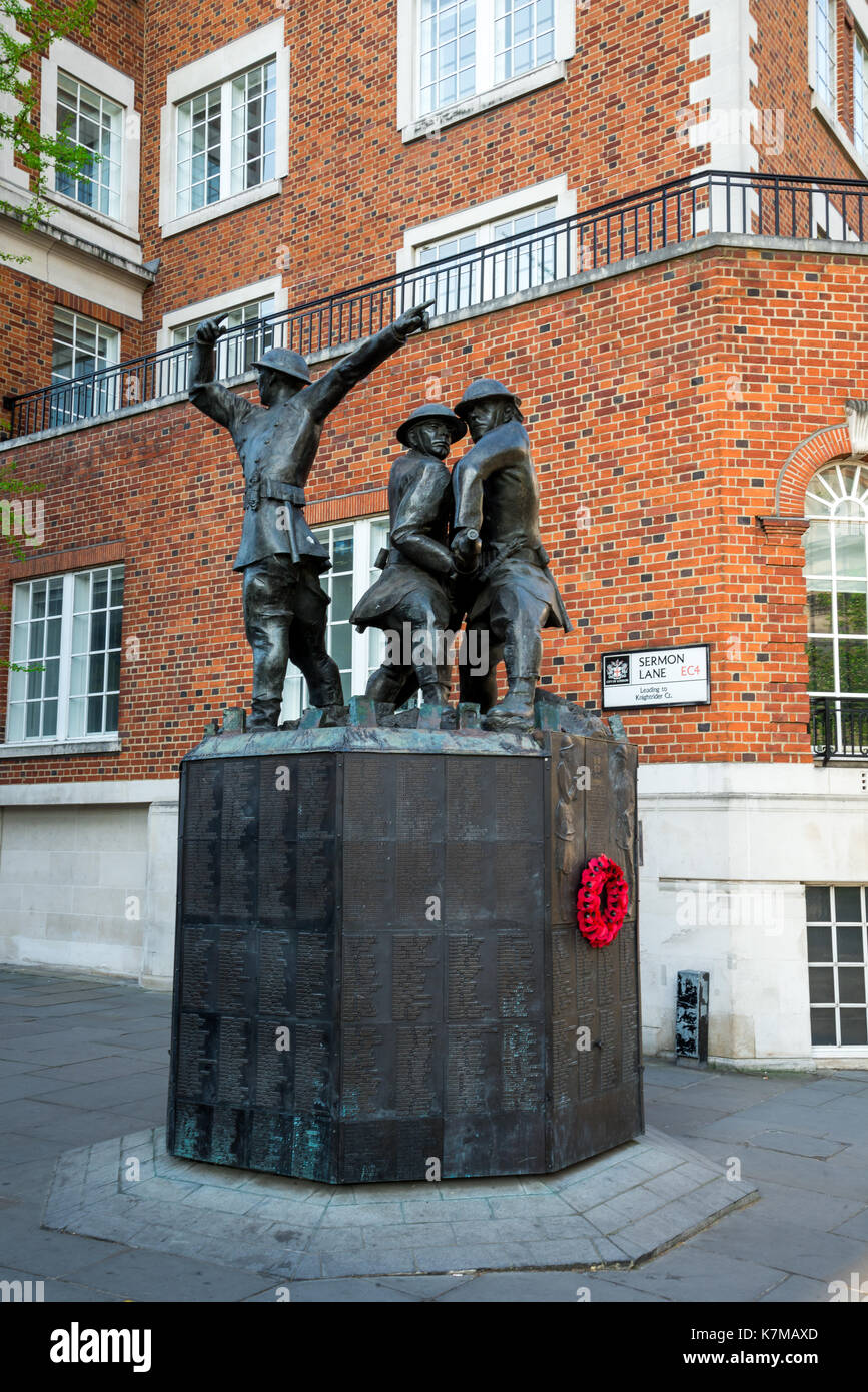 Les pompiers dans carter lane Memorial Gardens à côté de la cathédrale St Paul à Londres, Angleterre Banque D'Images