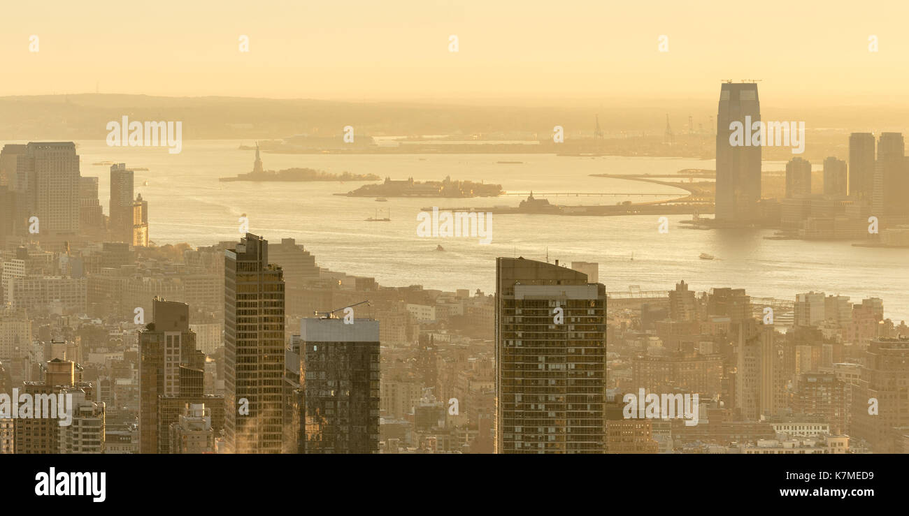 Vue panoramique vue aérienne du port de New York au coucher du soleil, à l'Ellis Island, Liberty Island. New York City Banque D'Images