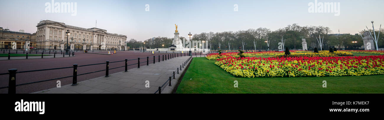 Panorama carré avec Queen Victoria Memorial et des parterres de fleurs en face de Buckingam Palace, Londres, Angleterre Banque D'Images