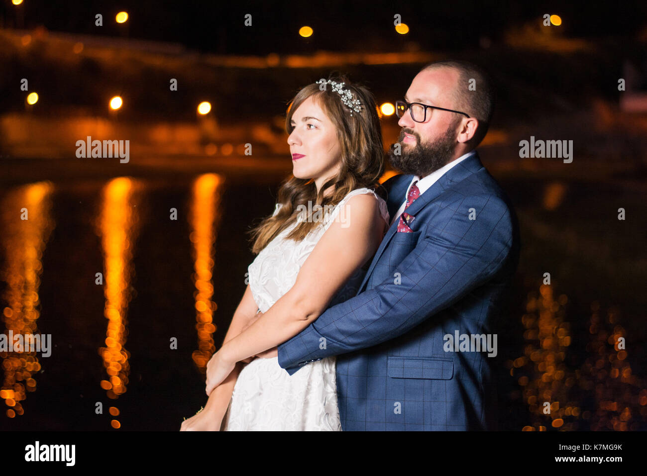 Couple de mariage par le lac de nuit Banque D'Images