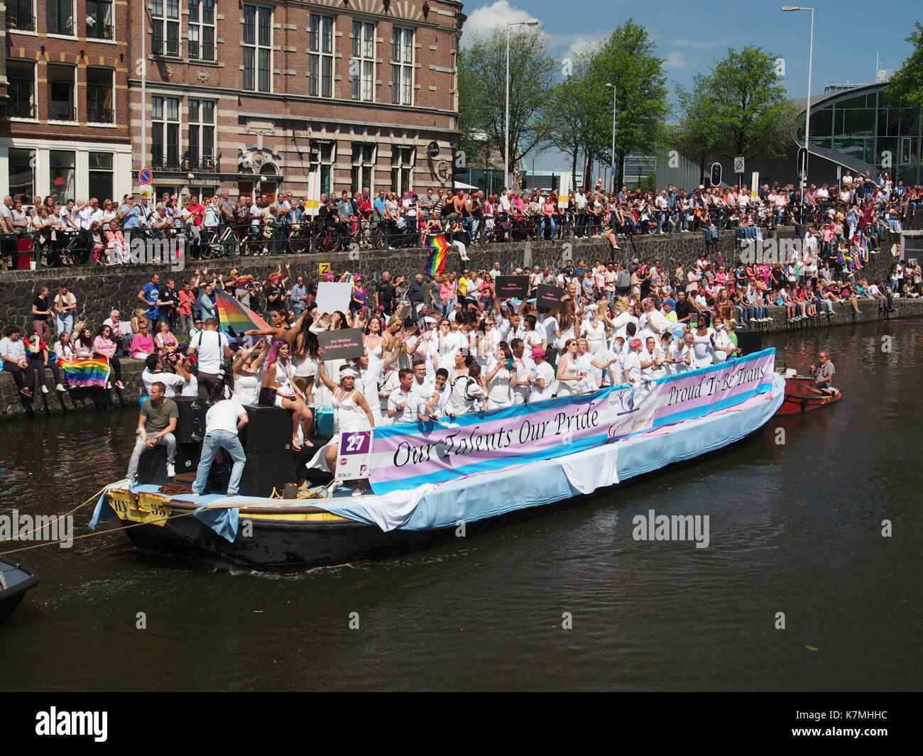 La photo de la Parade du canal d'Amsterdam 2017 montre le bateau 27, célébrant la communauté LGBTQ+ avec un thème « fier d'être TRANS ». Le bateau, qui fait partie de l'événement annuel de la fierté, est décoré de couleurs vives et de bannières exprimant la fierté trans. Cet événement, organisé à Amsterdam, souligne l’importance de la visibilité et de l’inclusivité LGBTQ+, mettant en valeur la célébration de la diversité dans la communauté. Banque D'Images