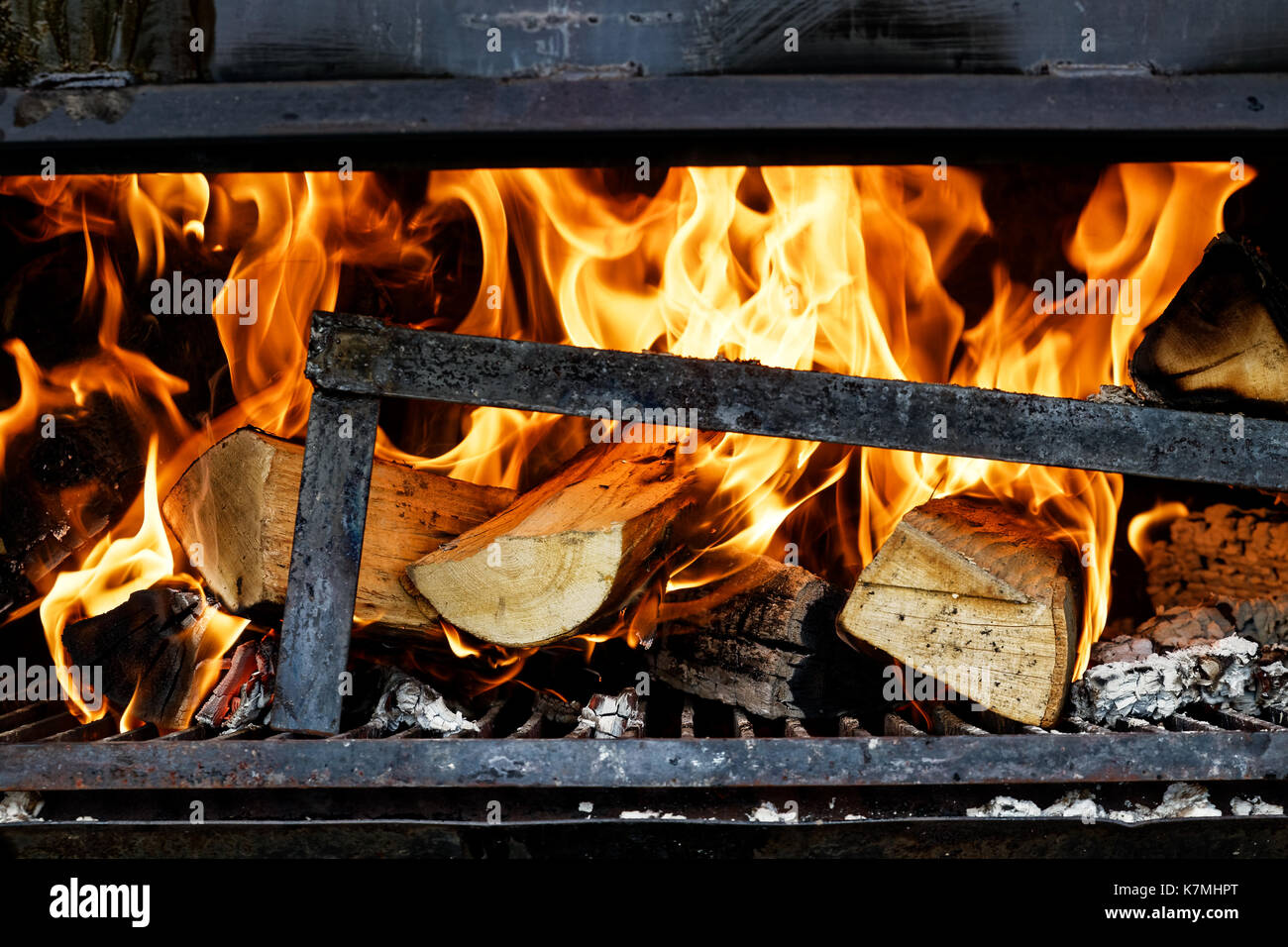 Sciage brûle dans un poêle à bois. Banque D'Images