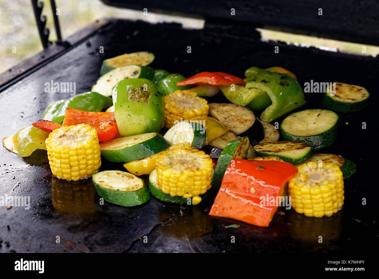 Un mélange de légumes grillées sur barbecue. Banque D'Images