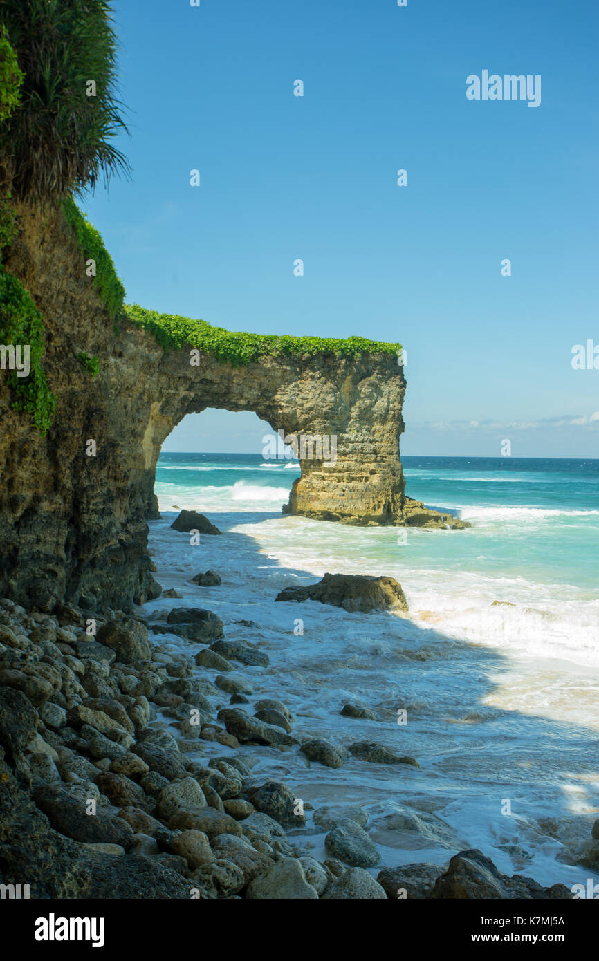 Les récifs coralliens creux sur la plage de bhawana à soutwest Sumba, Indonésie Banque D'Images