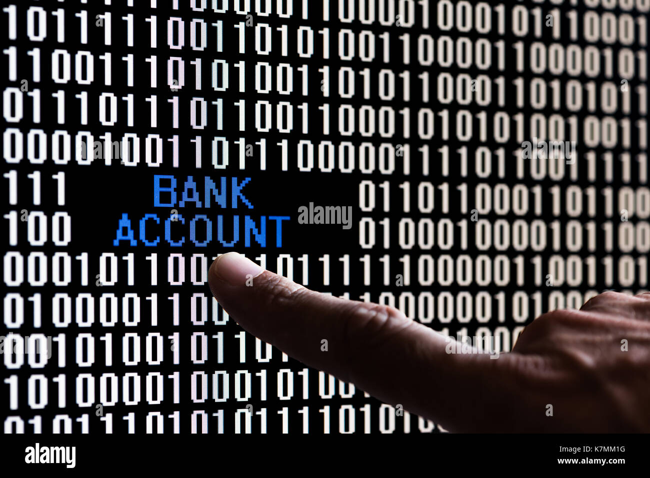 Pointer du doigt des données de compte bancaire en code binaire Banque D'Images