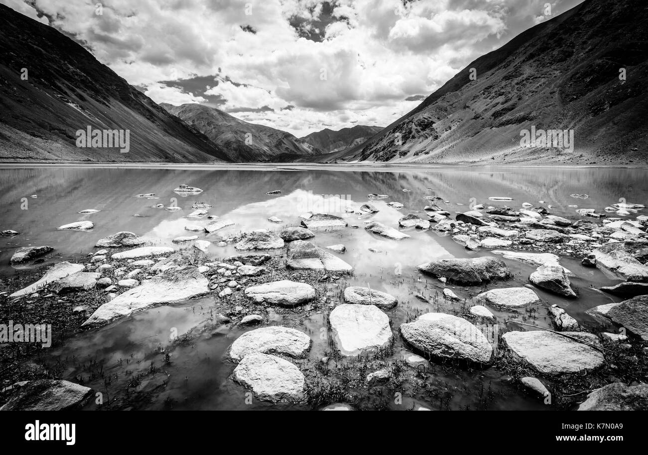 Petit lac dans les hautes terres du Ladakh, région du Cachemire, l'Inde. noir et blanc. Banque D'Images