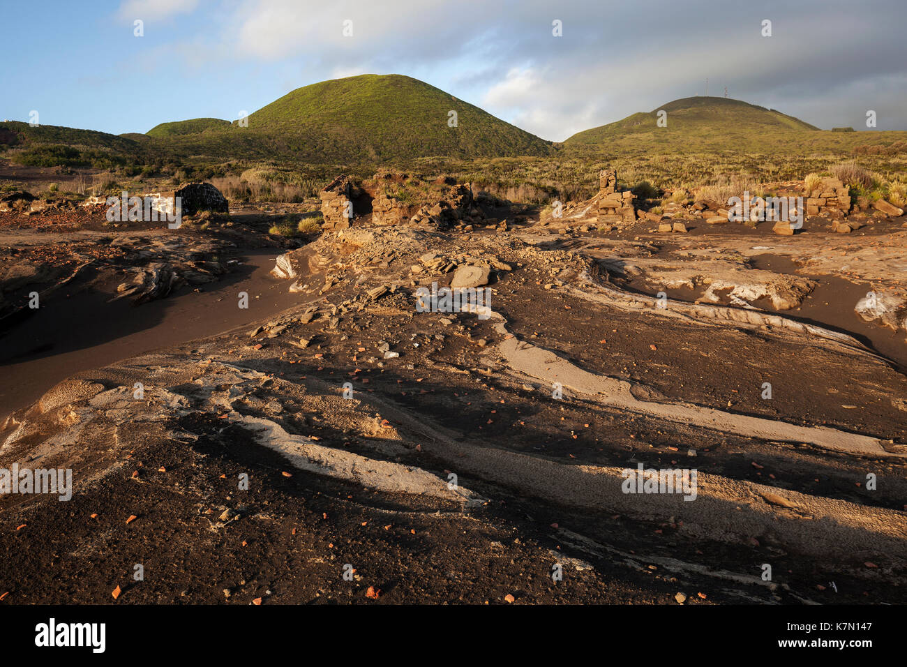 Reste des maisons s'élèvent de cendres de lave, derrière les volcans Cabeço do cabeço et carito vert, capelo, île de Faial, Açores Banque D'Images