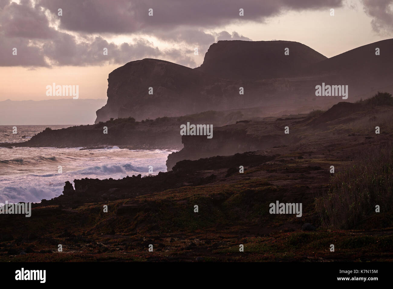 L'autre avec la pierre de lave, volcan capelinhos, Ponta dos capelinhos, lumière du soir, capelo, île de Faial, Açores, Portugal Banque D'Images