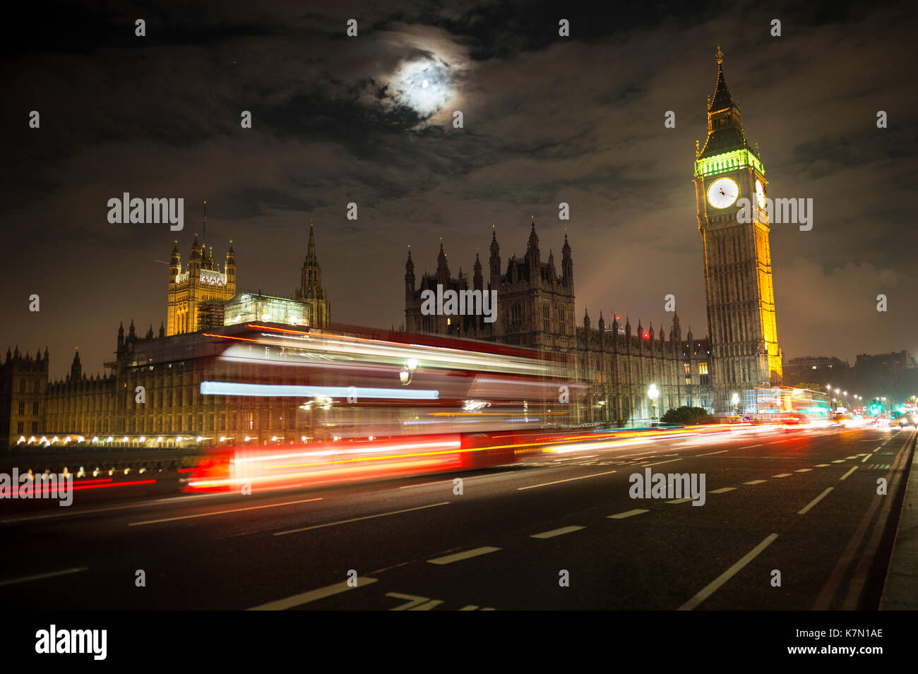 Palais de Westminster avec Big Ben de nuit, rouge double-decker bus sur le pont de Westminster, motion blur, Londres, Angleterre Banque D'Images