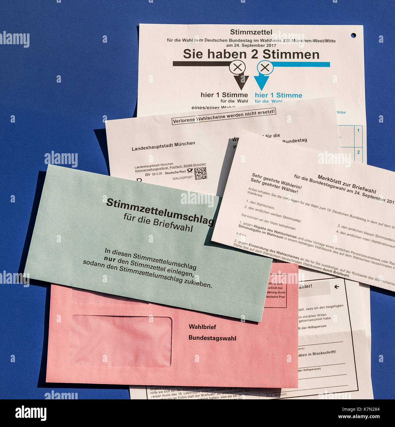 Les élections au Bundestag, le vote postal, lettre, lettre de vote vote vote, enveloppe, des enveloppes, des votes Banque D'Images