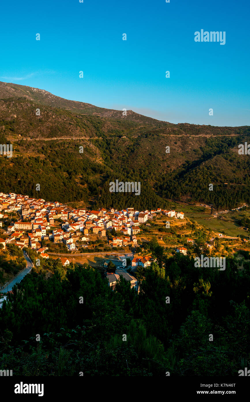 Vue fantastique sur les montagnes entourant Loriga Banque D'Images