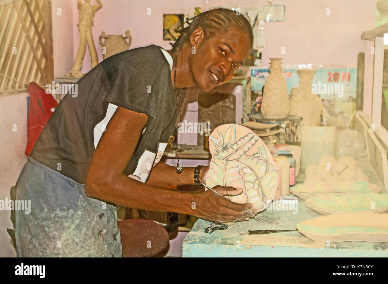 Wassi art pottery works peinture, poterie, Ocho Rios, Jamaïque, Caraïbes, Antilles, Banque D'Images