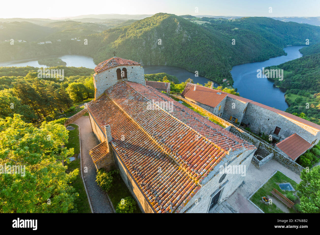 France, Loire (42), Chambles, vue depuis la tour mediévale sur l'église et le lac de Grangent le matin // France, Loire, Chambles, vue depuis le medie Banque D'Images