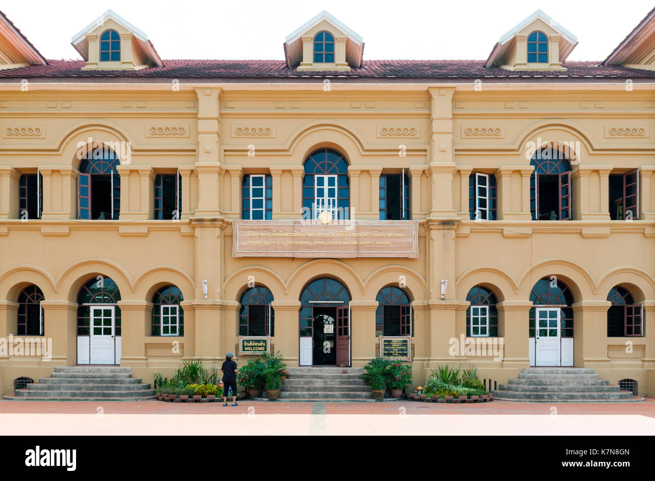 Bâtiment historique du néo-l'architecture palladienne construit à l'origine de ville maintenant utilisés pour Queen Sirikit National library à Nakhon Phanom, Thaïlande Banque D'Images