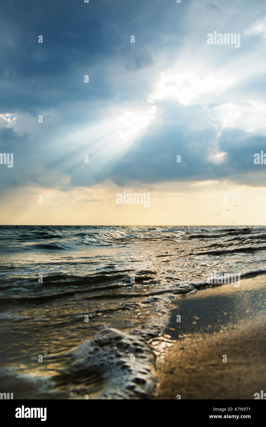 Très beau coucher de soleil sur la plage. Banque D'Images