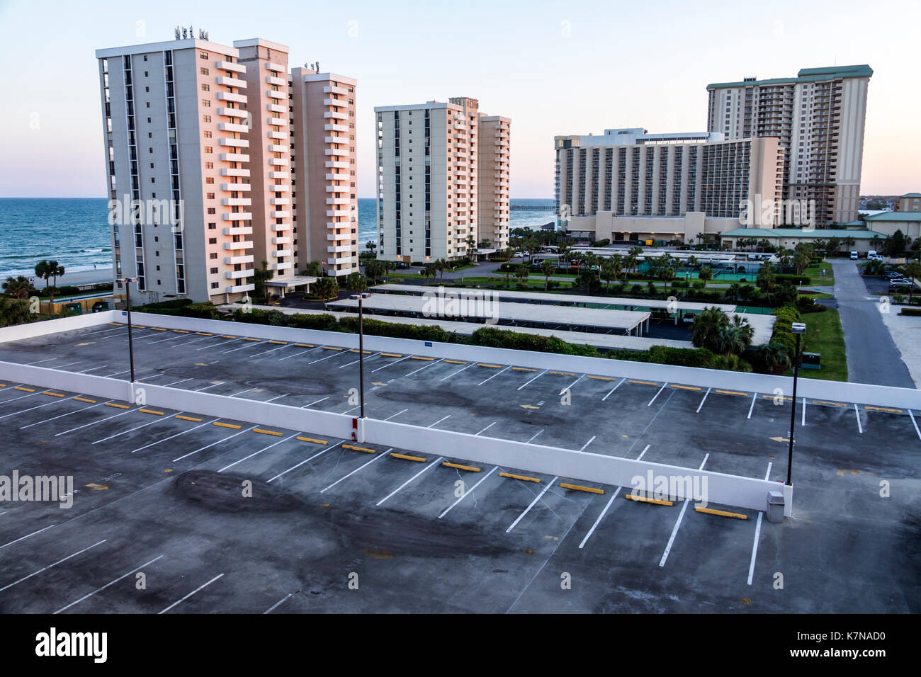 Caroline du Sud, Océan Atlantique, Myrtle Beach, Wyndham SeaWatch Plantation, hôtel, complexe, garage de stationnement, bâtiment en hauteur, garage sur le toit, SC1705161 Banque D'Images