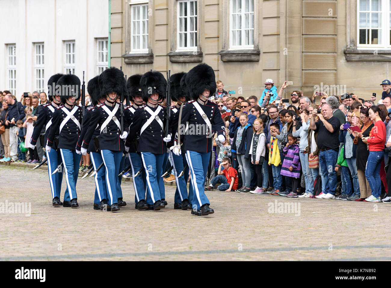 Copenhague, Danemark - Juillet 24, 2017 : les touristes visitent la place du palais d'Amalienborg à Copenhague au cours de la modification de la garde royale. Banque D'Images