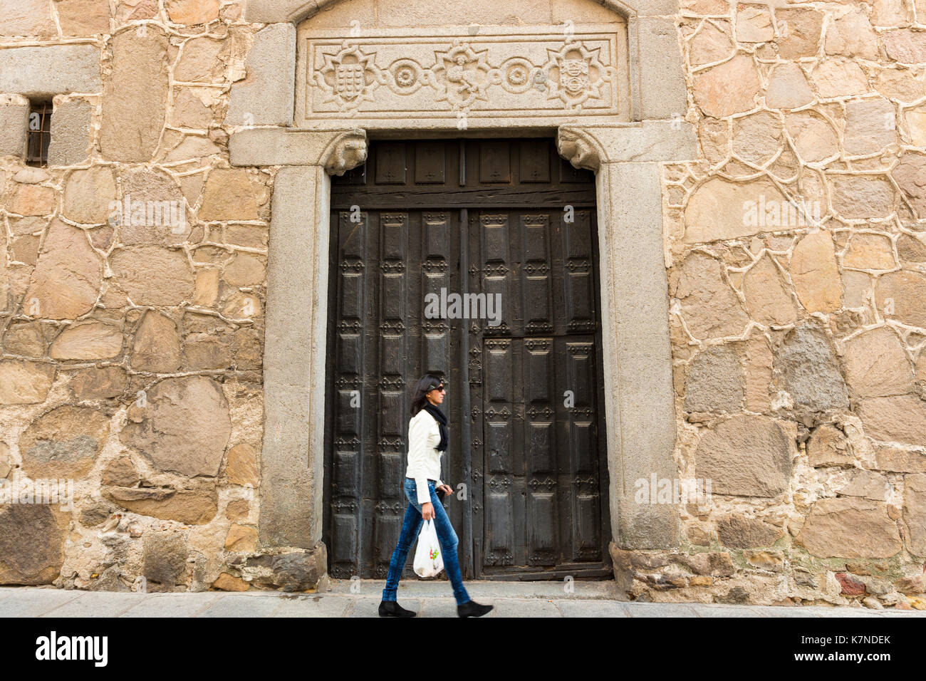 Les gens se promener dans la vieille ville d'Avila, Espagne Banque D'Images