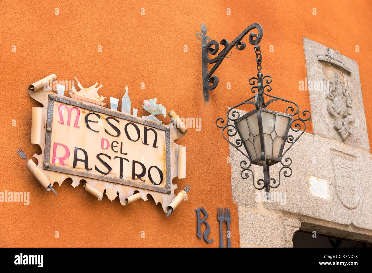 Pittoresque traditionnel signe pour Meson del Rastro Hôtel et restaurant dans la plaza del Rastro à Avila, Espagne Banque D'Images