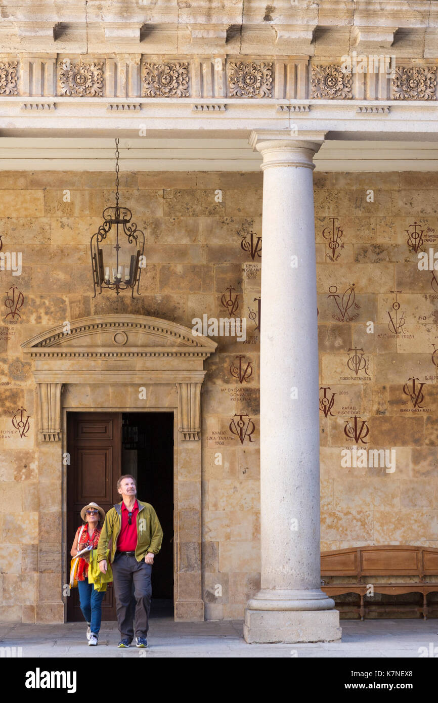 Les visiteurs de l'université de Salamanque, faculté de philologie, langues dans la Plaza de Anaya, Espagne Banque D'Images