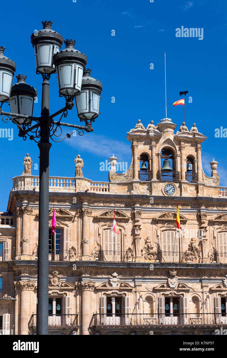 Casa consistoral de ville dans la célèbre Plaza Mayor - architecture de style baroque espagnol Salamanca, Espagne Banque D'Images