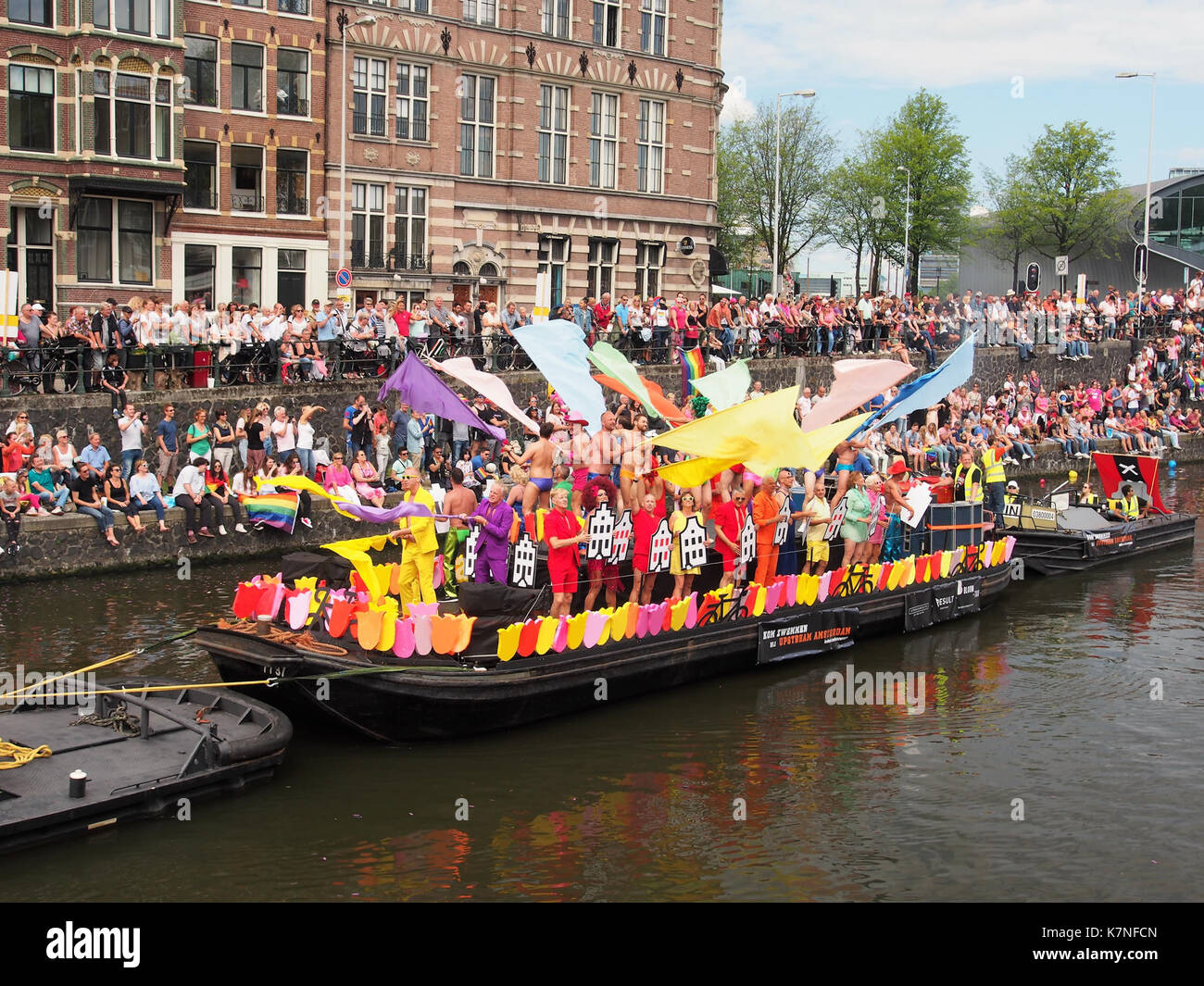 Une photographie du bateau 37 lors de la parade des canaux d'Amsterdam 2017, mettant en valeur le design coloré et l'atmosphère festive du bateau lors de la célébration annuelle de la fierté LGBTQ+. Banque D'Images
