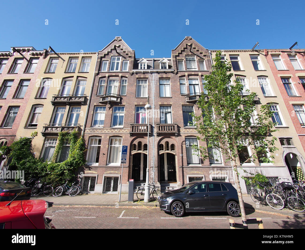 Linnaeusparkweg est une rue d'Amsterdam, nommée d'après le célèbre botaniste suédois Carl Linnaeus. La zone est caractérisée par des bâtiments résidentiels et des espaces verts, offrant un environnement urbain agréable. Banque D'Images