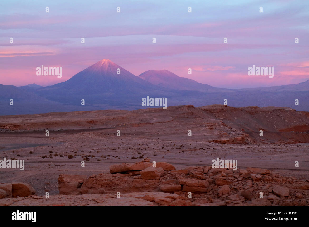 Vue du coucher de Valle de la Luna et le volcan Licancabur, région d'Atacama, Chili Banque D'Images