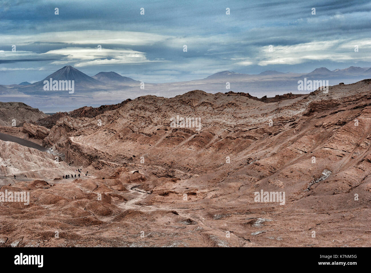Canyons dans la Valle de la Luna, région d'Atacama, au Chili. Dans l'arrière-plan, le volcan Licancabur peut être vu Banque D'Images