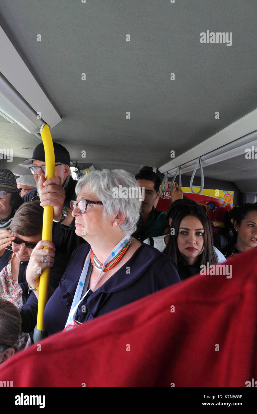 Les voyageurs s'ennuie sur un bus surpeuplés, Oslo Banque D'Images