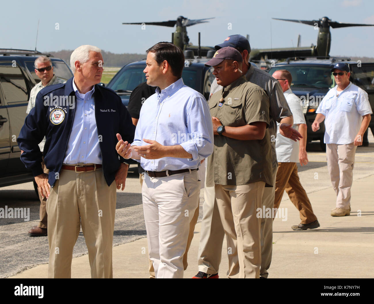 Vice-président de l'United States Mike Pence et le sénateur Marco Rubio interagir avant de rencontrer le major-général Michael Calhoun, l'Adjudant général - Flo Banque D'Images