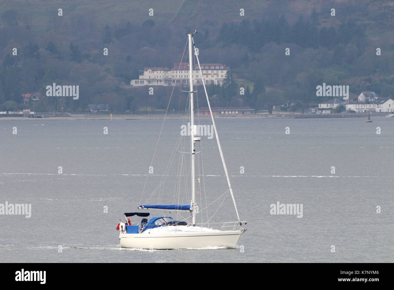 Yacht à voile à la longueur d'onde, en passant Cloch Point sur le Firth of Clyde. Banque D'Images