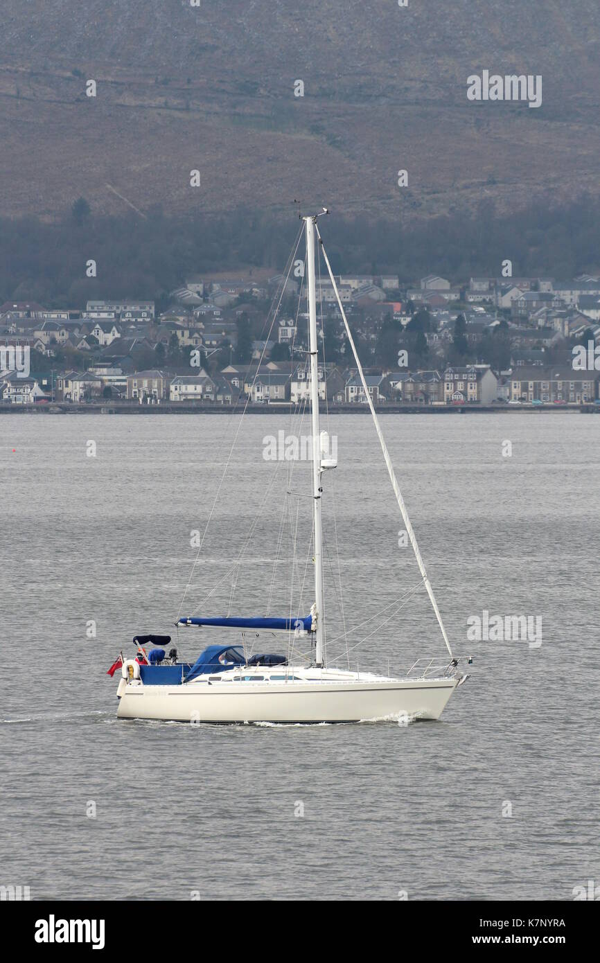 Yacht à voile à la longueur d'onde, en passant Cloch Point sur le Firth of Clyde. Banque D'Images