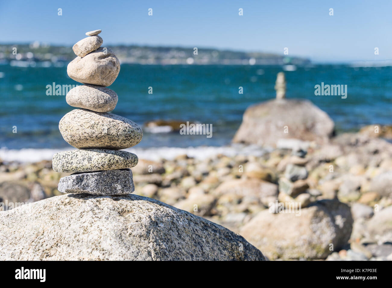 Rock balancing en pierre jardin d'empilage de vancouver Banque D'Images