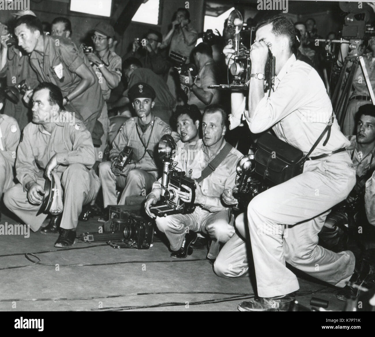 23 juillet 1953 - ONU, de correspondants à l'édifice de l'armistice à Panmunjom,, en Corée. Banque D'Images