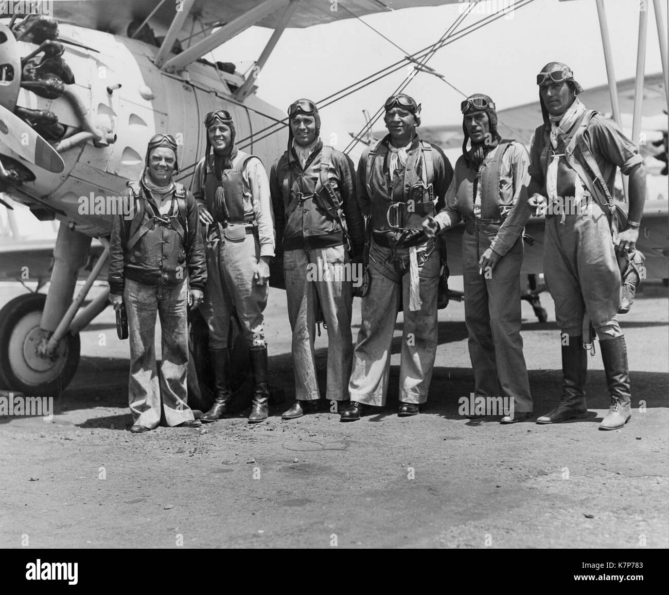 Acteurs Cliff Edwards (extrême gauche), Clark Gable, et Wallace Beery (quatrième et cinquième à partir de la gauche), posent avec des aviateurs navals le Lieutenant John Thatch USN (deuxième à gauche), le lieutenant Duckworth, NSU et le lieutenant Southworth, USN (deuxième à droite et l'extrême droite) pendant le tournage de l'enfer, les plongeurs. NAS - Île du Nord, en Californie, 16 Septembre, 1931. Banque D'Images