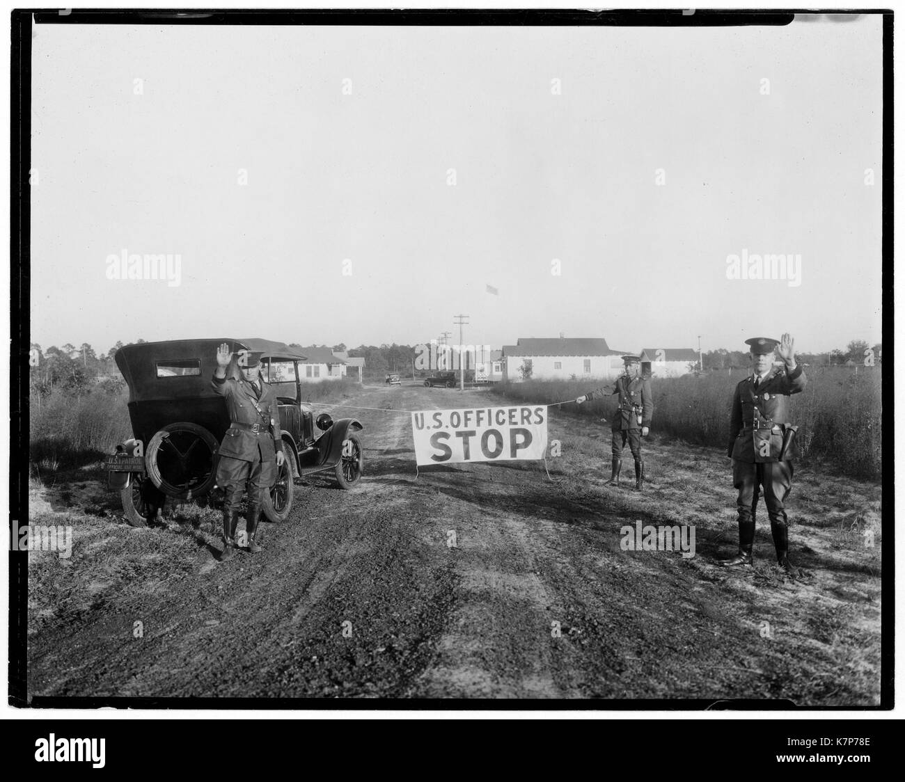 United States Border Patrol, Agents bloquer une route, Gainesville, FL, 1926. Banque D'Images