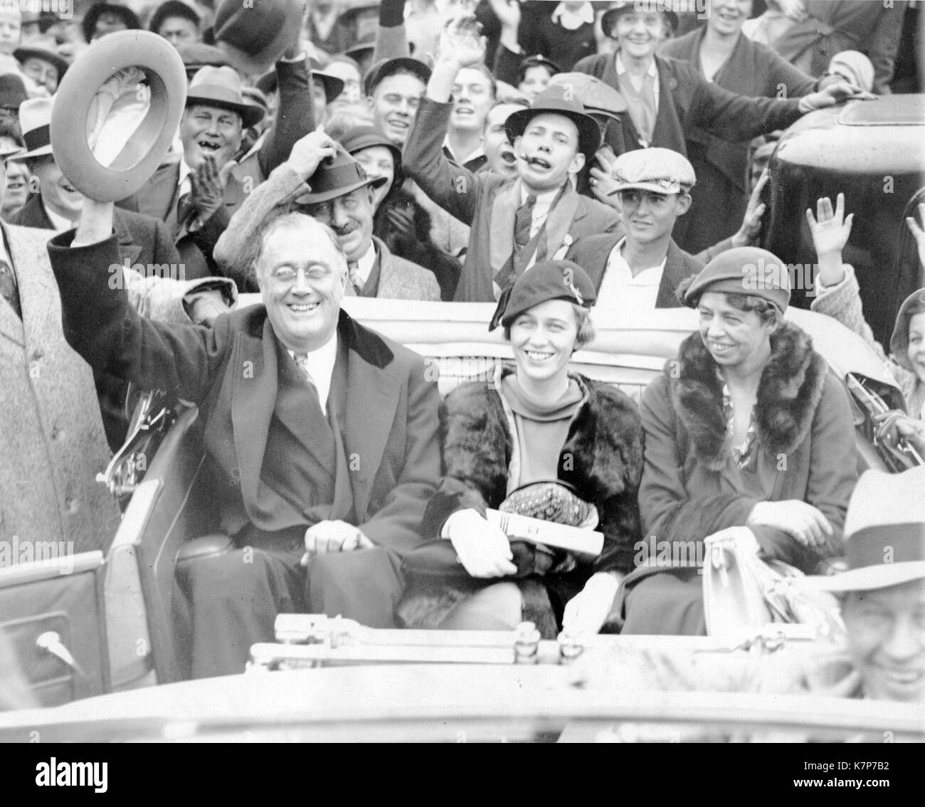 Franklin D Roosevelt voyageant en voiture avec sa fille Anna Roosevelt Halsted (centre) et Eleanor Roosevelt, Warm Springs, GÉORGIE, 10/24/1932. Banque D'Images