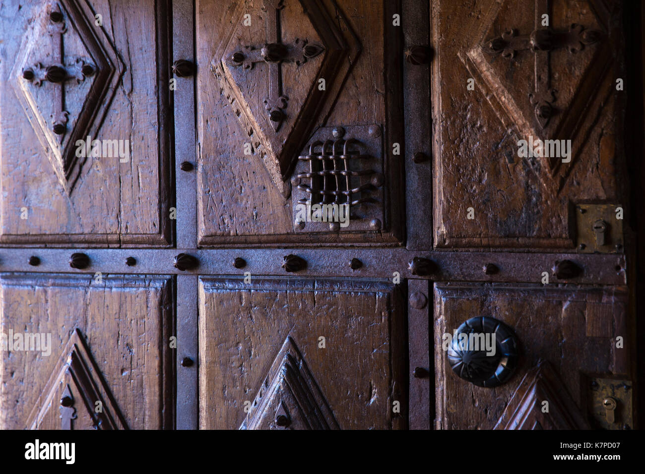 Détail de la porte en bois de chêne de l'église et couvent de San Esteban à Salamanque, Espagne Banque D'Images