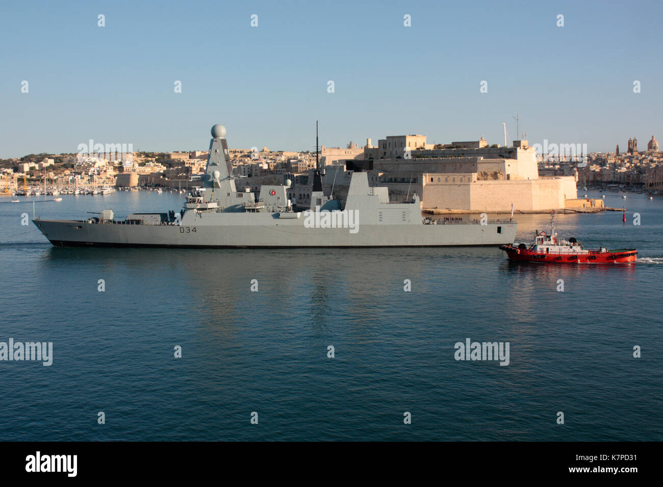 La Marine royale britannique Type 45 destroyer HMS Diamond quitter Malte's Grand Harbour Banque D'Images