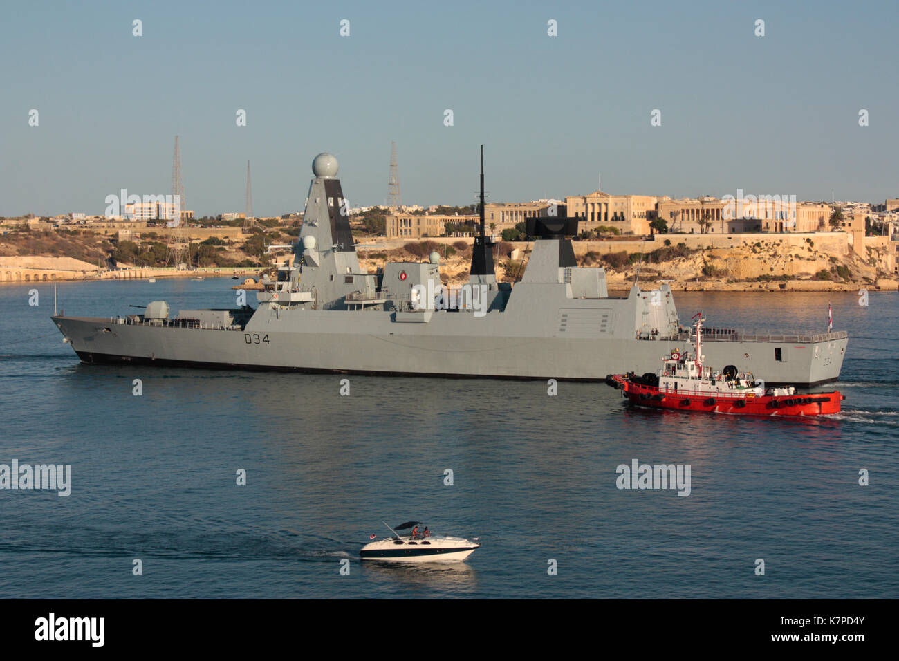 La Marine royale britannique Type 45 destroyer HMS Diamond au départ de grand port de Malte Banque D'Images