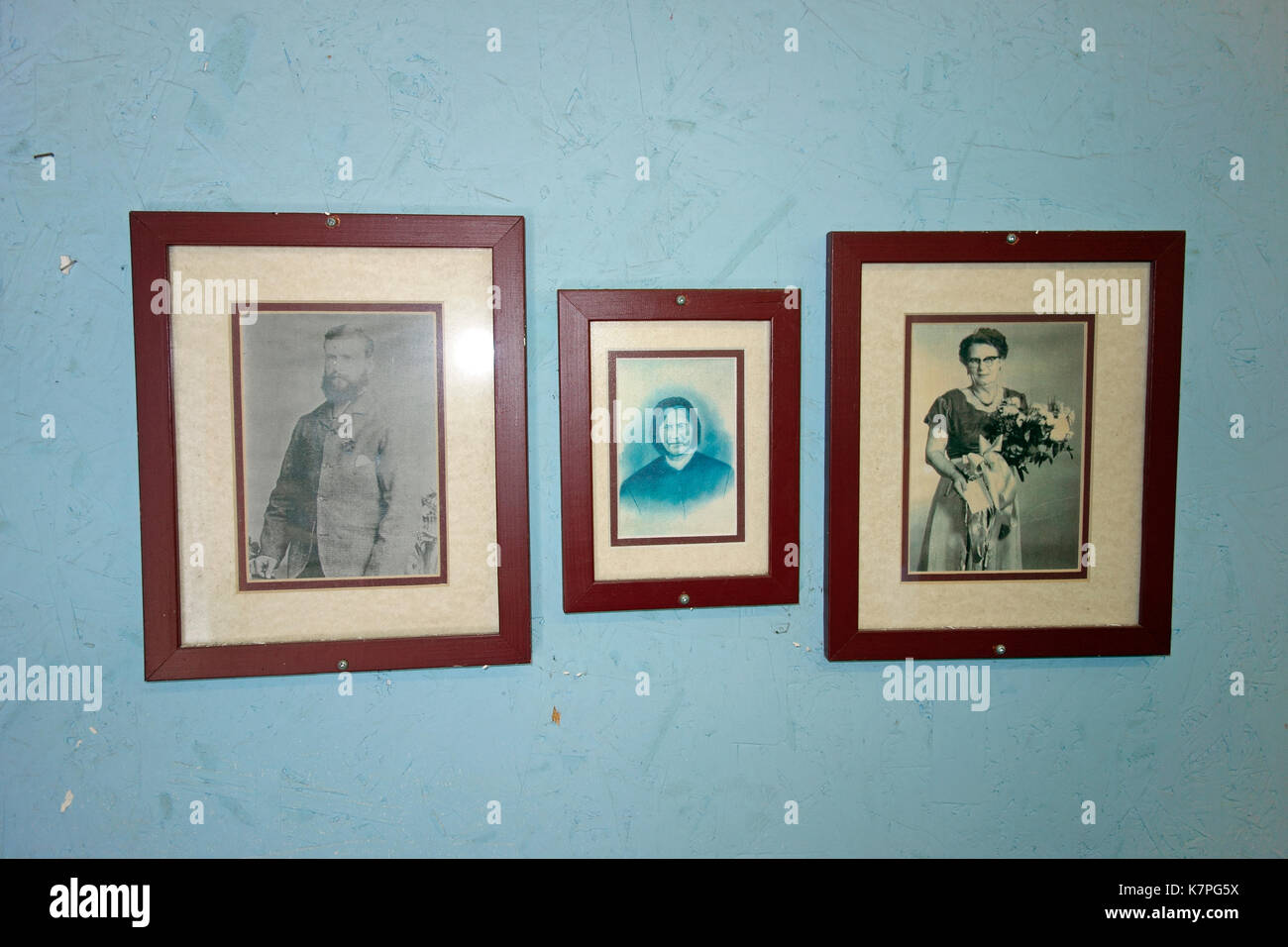 Photographies anciennes d'agriculteurs sur un mur Banque D'Images