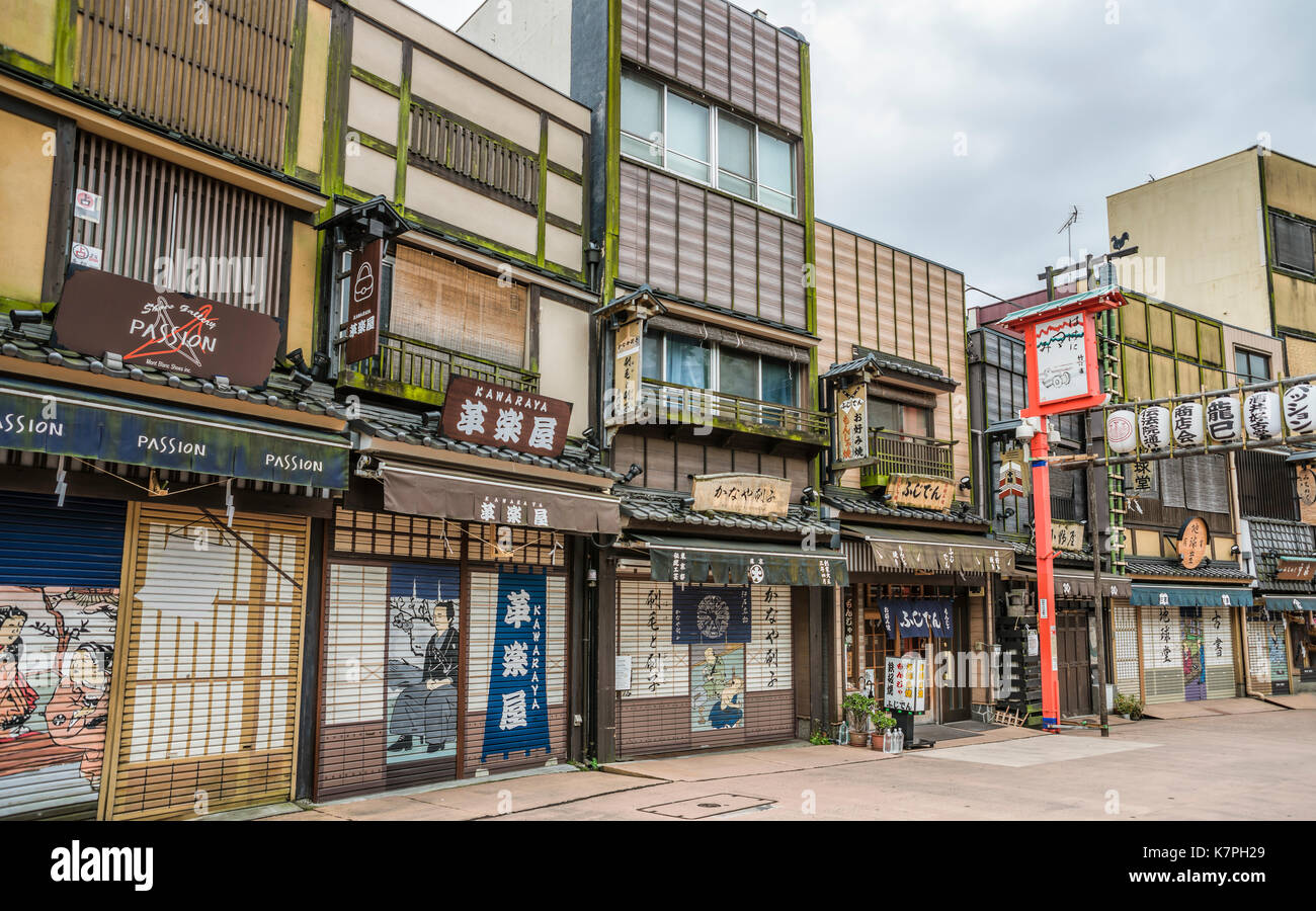 Ancienne rue commerçante de l'époque Edo Dempoin dori avec des boutiques traditionnelles à Asakusa, Tokyo, Japon Banque D'Images