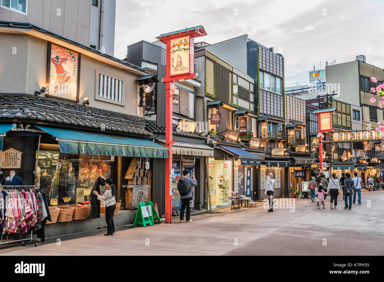 Ancienne rue commerçante de l'époque Edo Dempoin dori avec des boutiques traditionnelles à Asakusa, Tokyo, Japon Banque D'Images