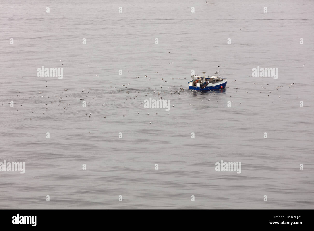 Bateau de pêche norvégienne en mer du nord de sky Banque D'Images