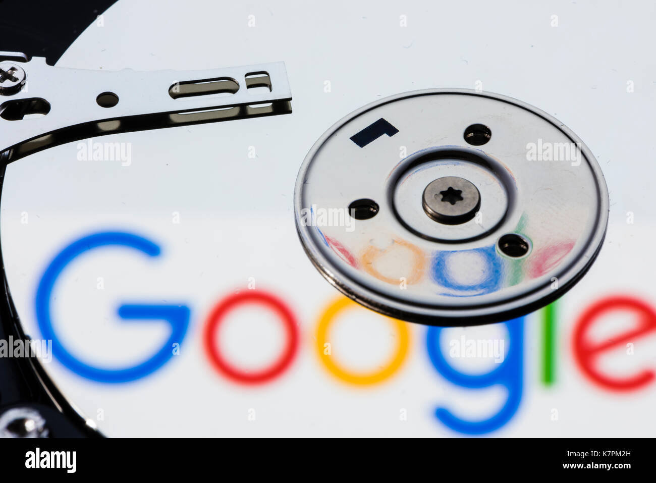 Close-up du disque dur de l'ordinateur d'un disque ouvert, avec la réflexion de la logo Google sur la surface du disque. Banque D'Images