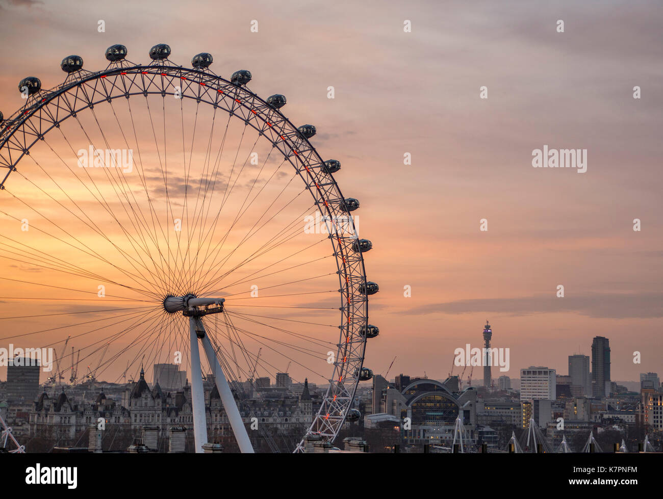 Le London Eye, le coucher du soleil. Banque D'Images
