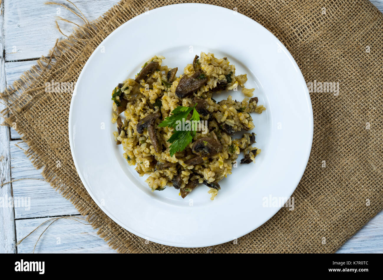 Risotto plat italien. Garnir avec les champignons. Banque D'Images