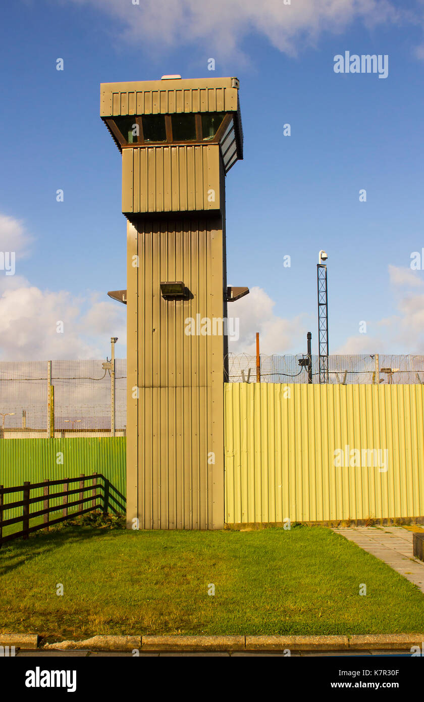 Les hautes tours d'observation et des barrières de sécurité à l'entrée de la prison de Magilligan dans le comté de Londonderry, sur la côte nord de l'Irlande Banque D'Images