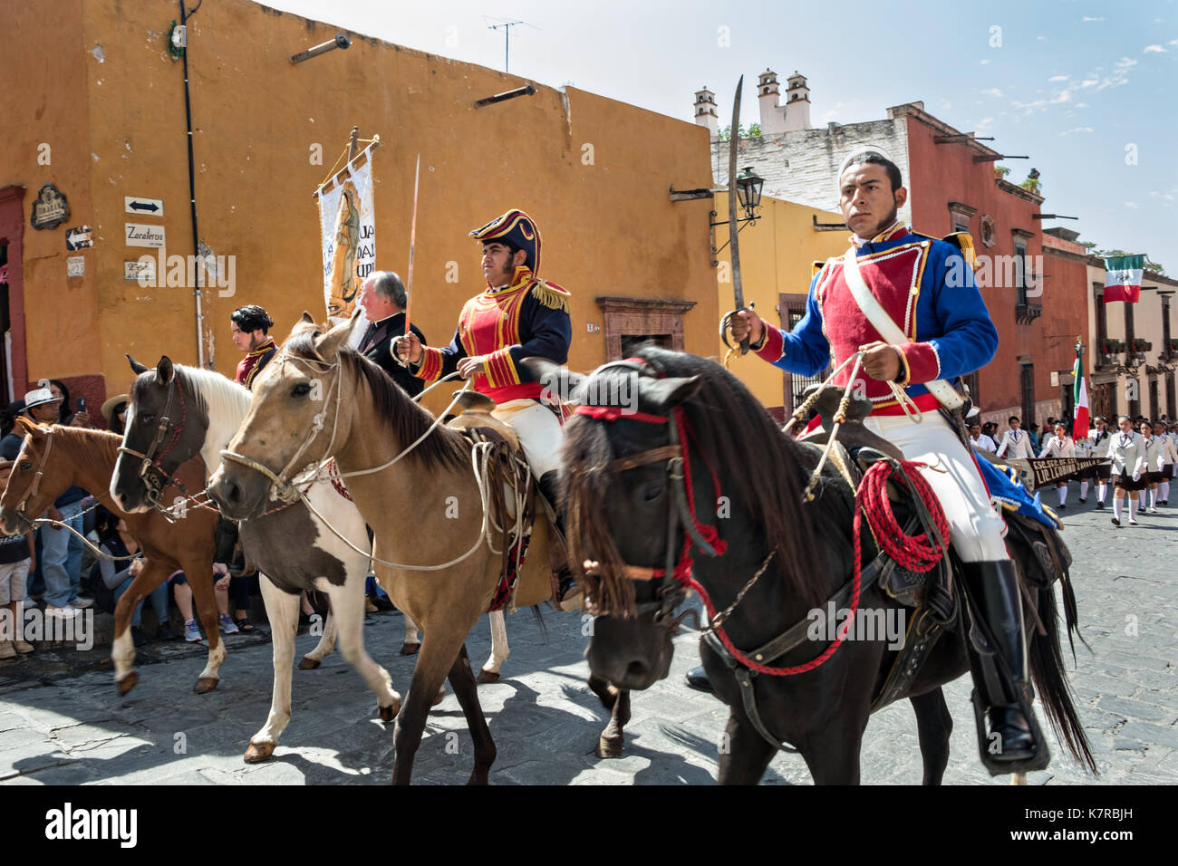Figures historiques en costume d'adopter de nouveau le voyage qui a commencé le mouvement de l'indépendance mexicaine au cours de la fête nationale le 16 septembre 2017 à San Miguel de Allende, Mexique. Banque D'Images